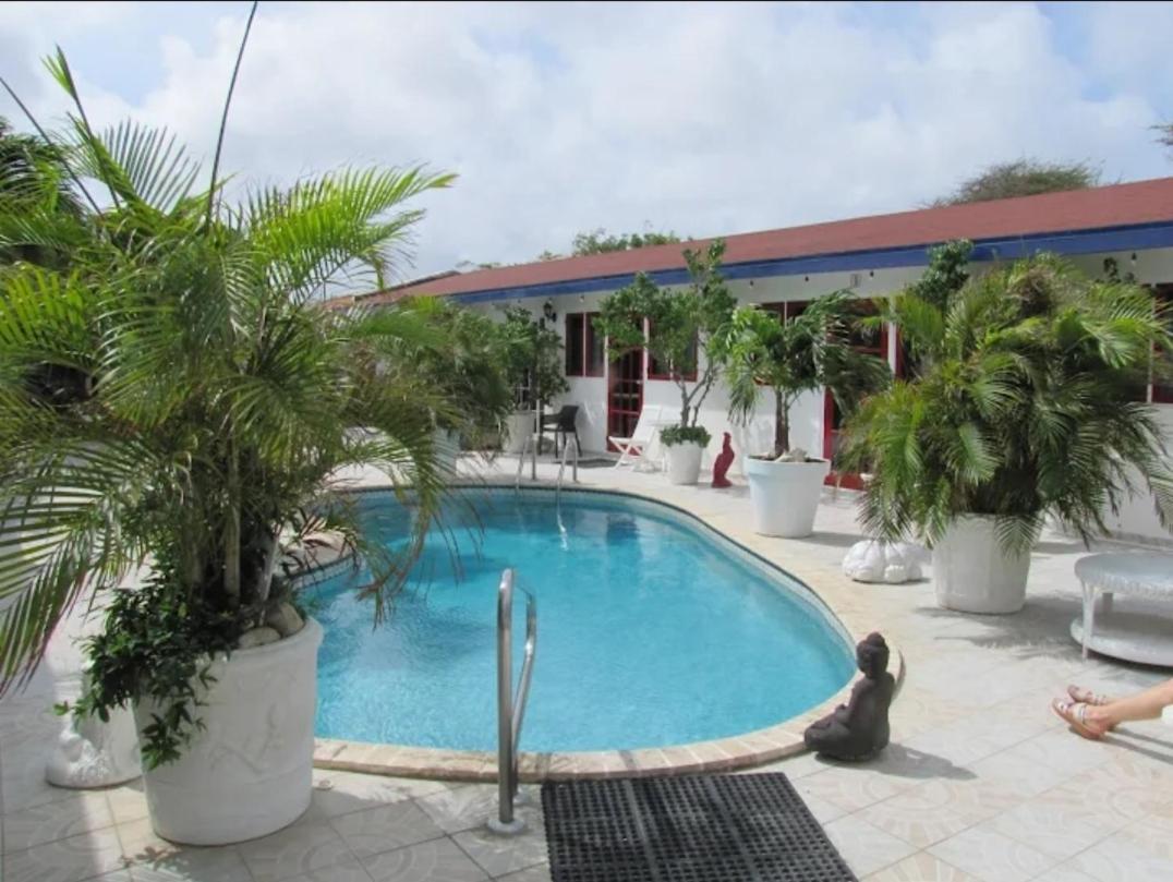 Palmita Hotel Hostel Oranjestad Exterior photo
